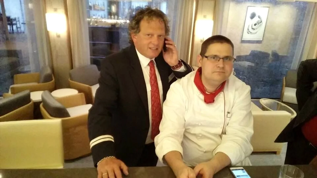 După ce a fost timp de 9 ani steward, Leonard miron a „îmbrățișat” o altă carieră: aceea de director de croazieră pe vase fluviale de lux și călătorește mai mereu