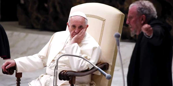 Papa Francisc îl ascultă pe fondatorul Calea Neocathecumenal