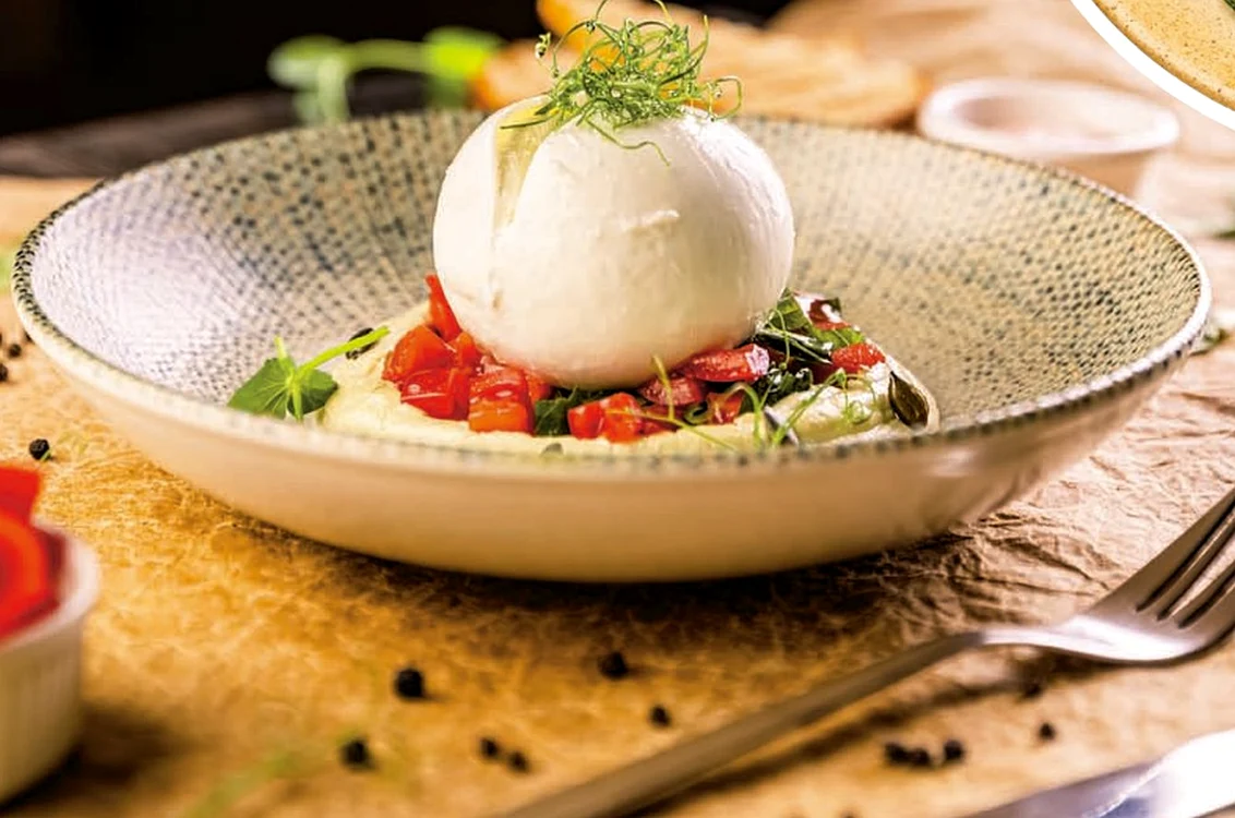 burrata cu rosii si humus jpg