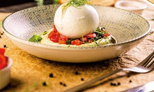 burrata cu rosii si humus jpg