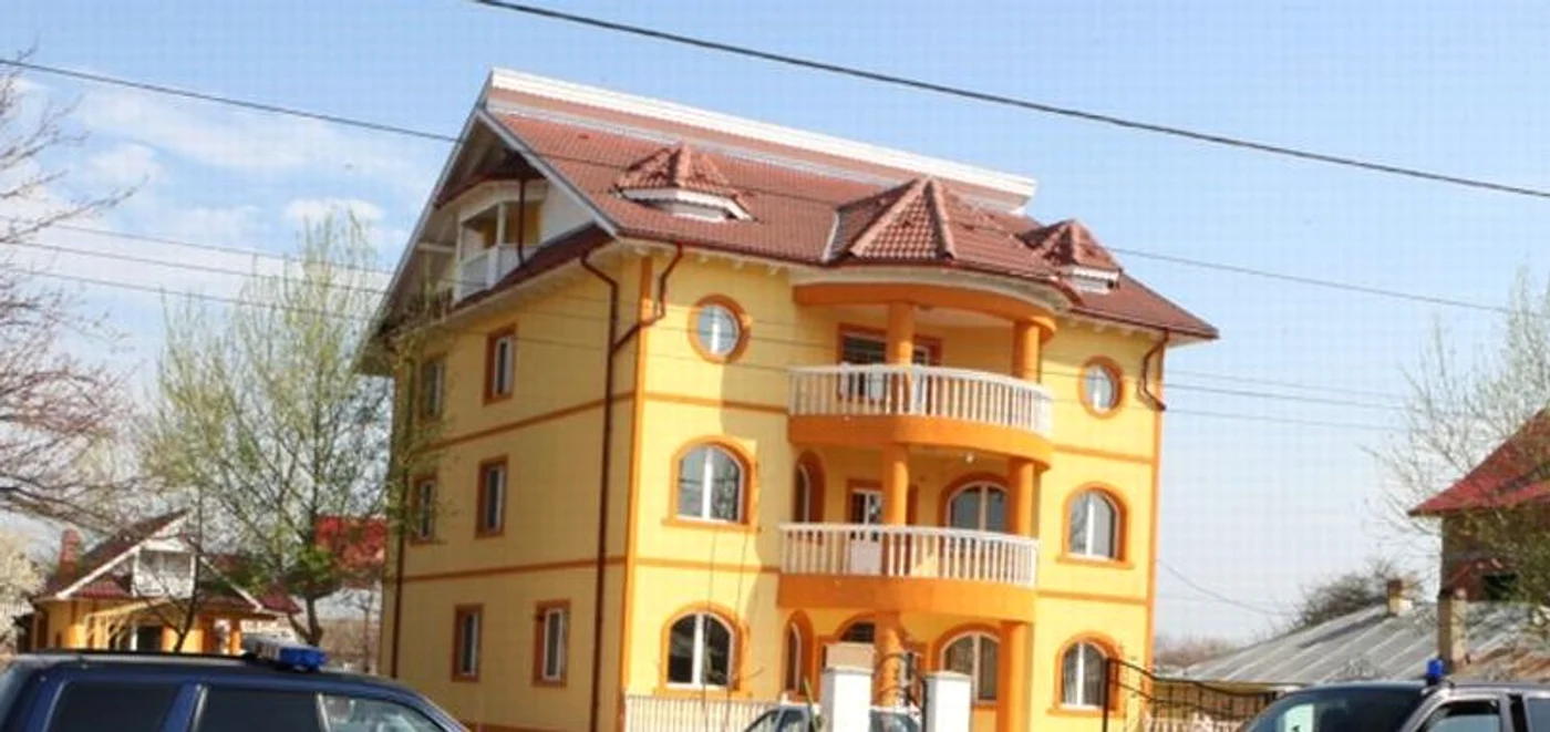 
    Vilele din Țăndărei și-au făcut loc printre blocuriFoto: arhivă Click!  