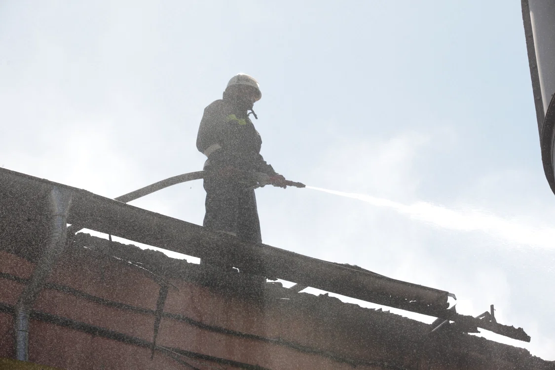 Pompierii au stins flăcările în două ore. Era prea târziu pentru ca bătrânul să mai fie salvat (foto: Arhivă Click!)