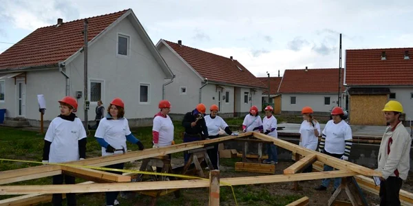 Femeile construiesc