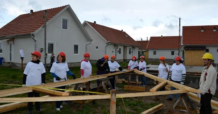 Femeile construiesc
