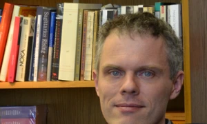 „Traducătorul, cînd îşi începe ziua, are un text gata scris“ – interviu cu Sean COTTER png