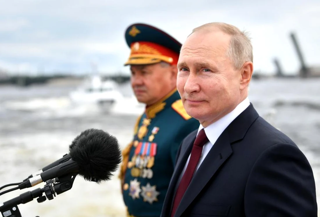 Vladimir Putin și Serghei Șoigu nu au soluții pentru spargerea frontului. FOTO: EPA EFE