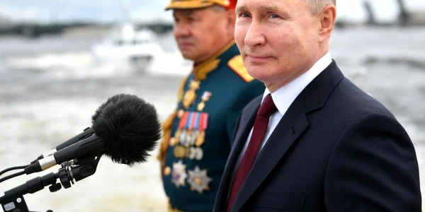 Vladimir Putin si Serghei Soigu la parada navala a Marinei ruse FOTO EPA-EFE