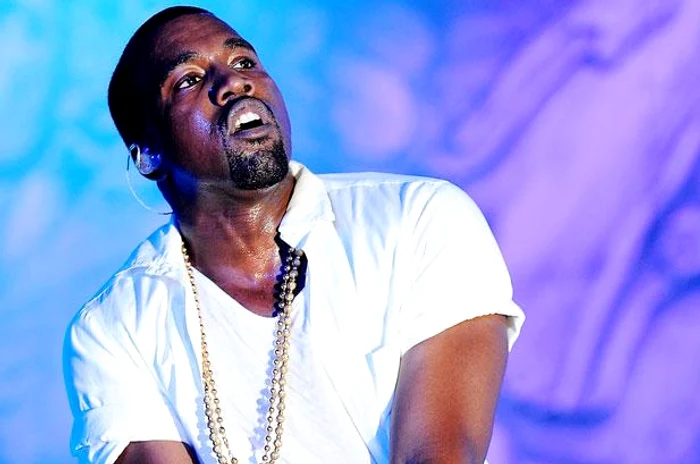 
    Kanye i-a cerut unui fan în scaun cu rotile să se ridice în picioare  