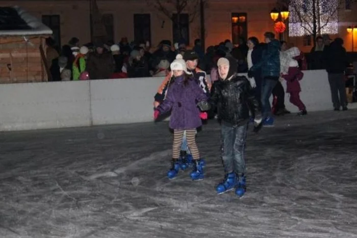 Patinoarul a fost plin încă de la deschidere. Foto Adevărul