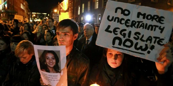 Irlanda se va decide în privinţa legii avortului până la sfîrşitul anului FOTO