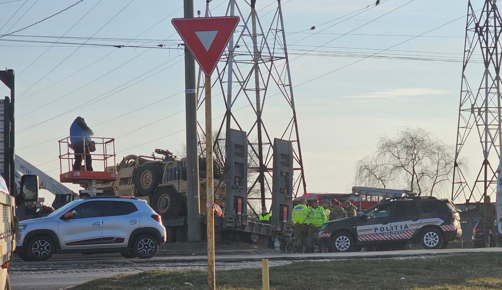 O blindată a armatei britanice a dărâmat doi stâlpi de electricitate în Galați. Participa la exercițiul NATO, din Poligonul Smârdan  