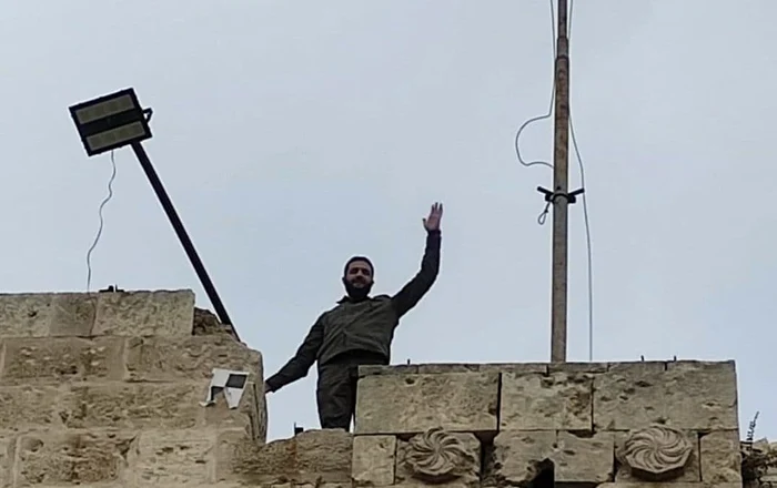 Liderul insurgenței siriene, Abu Mohammad al-Jolani, salută mulțimea în Alep