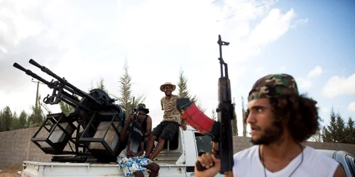 Forţele libiene loiale Guvernului de Acord Naţional (GNA) guvern recunoscut internaţional păzesc o poziţie la sud de Tripoli Libia FOTO EPA-EFE / STR