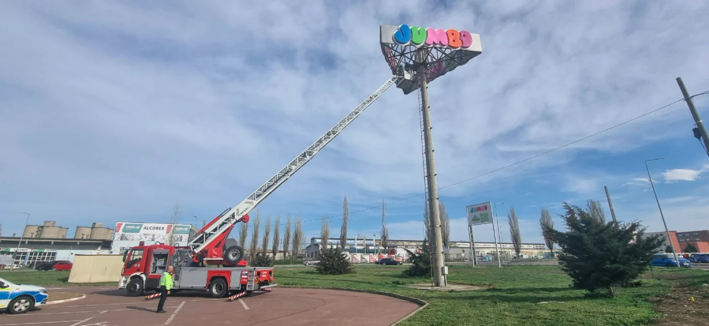 O femeie ameninţă că se sinucide, de pe stâlpul cu reclama Jumbo din Constanţa Sursa ISU Constanţa