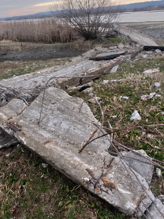 Bucăți din calea pietonală s-au desprins și au căzut în râul Olt FOTO: Adevărul