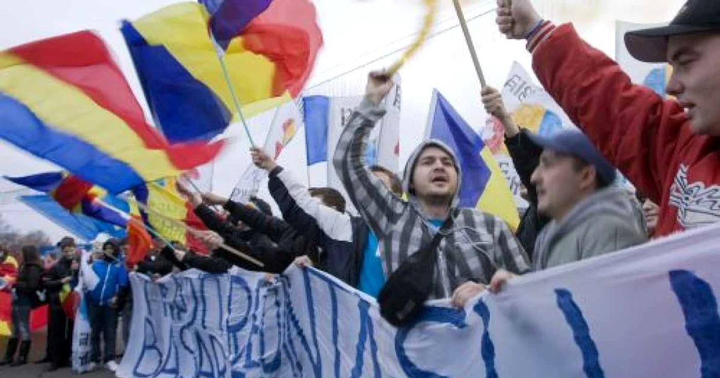 Tot mai mulţi tineri din Republica Moldova doresc unirea cu România