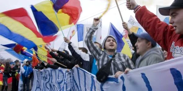 Tot mai mulţi tineri din Republica Moldova doresc unirea cu România