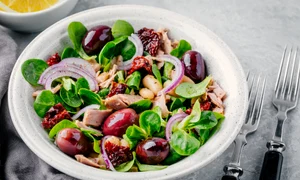 Salata cu spanac si ton  shutterstock 1038077524 jpg