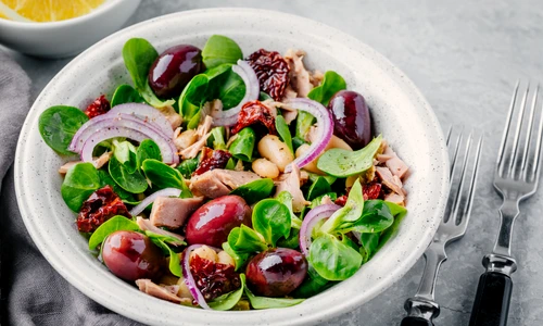 Salata cu spanac si ton  shutterstock 1038077524 jpg