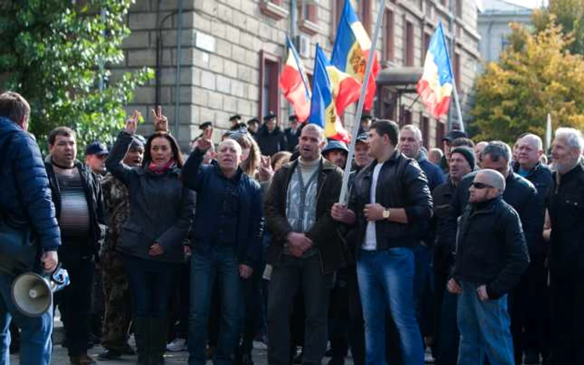 Susţinătorii lui Renato Usatîi protestează în faţa Centrului Naţional Anticorupţie. FOTO: Alexandru Tarlev
