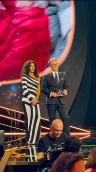 Mihaela Rădulescu cu Andi Moisescu la filmările pentru 1 decembrie pentru 30 de ani de Pro TV. FOTO: Facebook