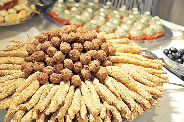 Meniul a fost bogat în preparate gustoase, iar şampania a curs râuri