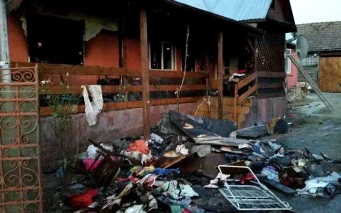 Casa şi lucrurile din interior, inclusiv acte şi haine, au fost distruse de incendiu FOTO: Claudia Andron