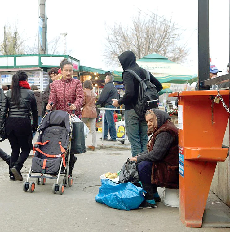 Toată zona pietonală din Piața Sudului este ocupată abuziv de comercianți neautorizați