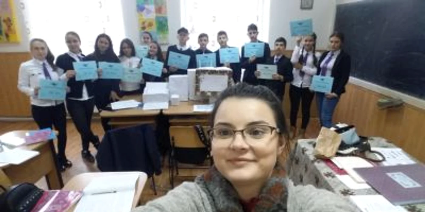 Dana Lăcustă alături de elevii săi Foto: arhiva personală