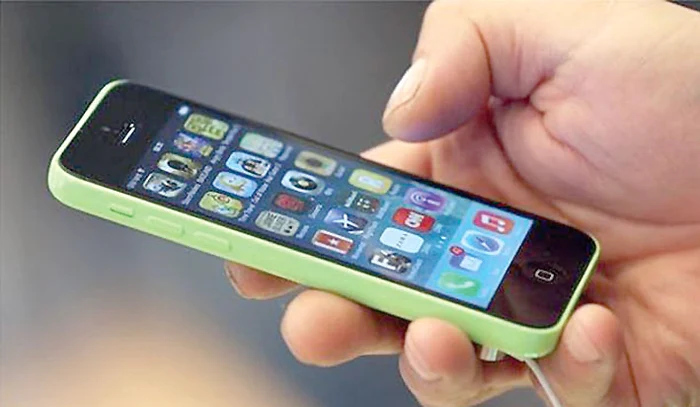 Se conectează direct la  telefonul mobil