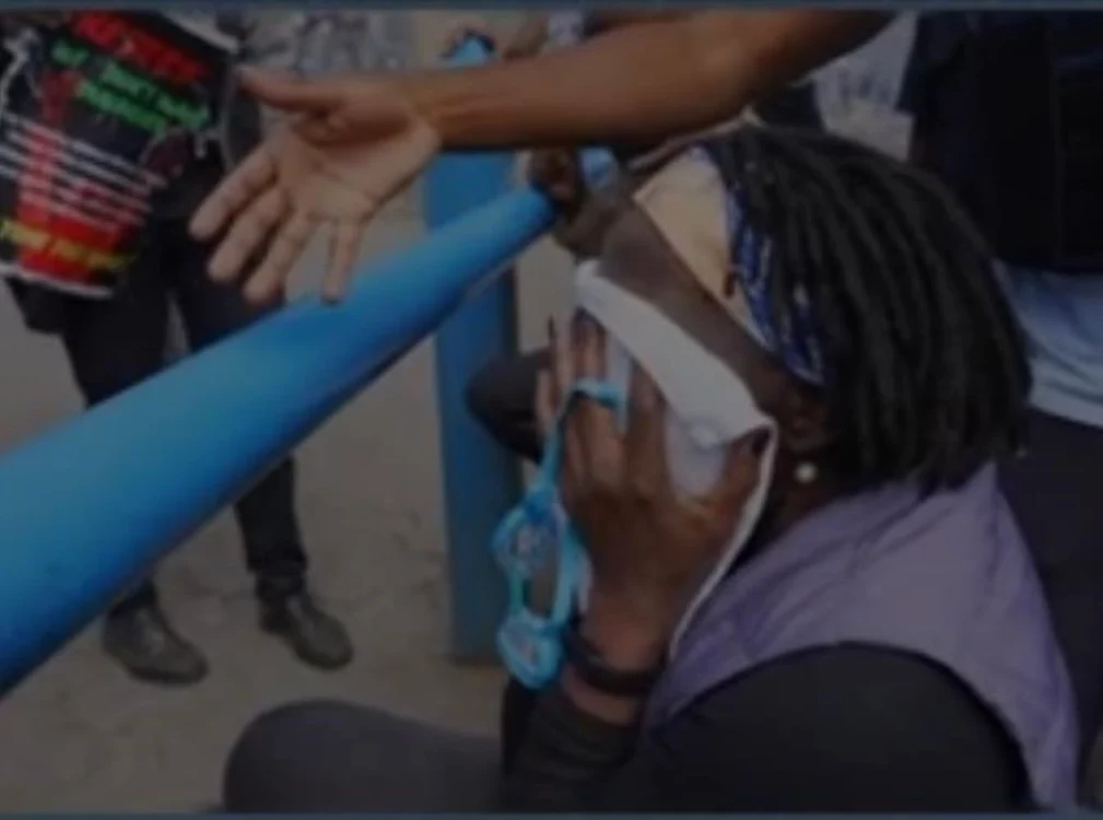 Auma Obama, printre protestatarii din Kenya afectaţi de gazele lacrimogene; captură video