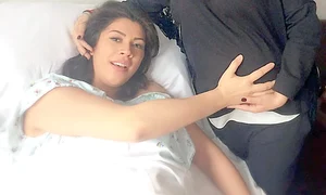 Andra, însărcinată  şi ea în cinci luni,  a vizitat o la  spital pe fina Raluca jpeg