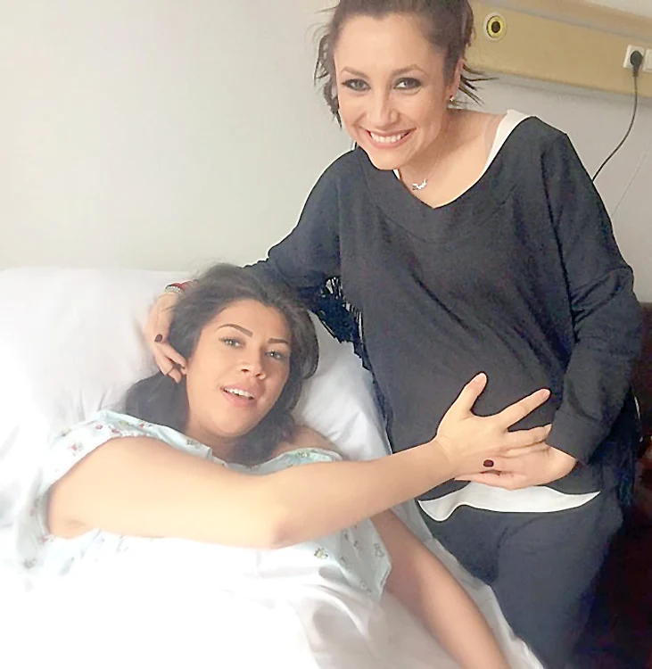Andra, însărcinată  şi ea în cinci luni,  a vizitat-o la  spital pe fina Raluca
