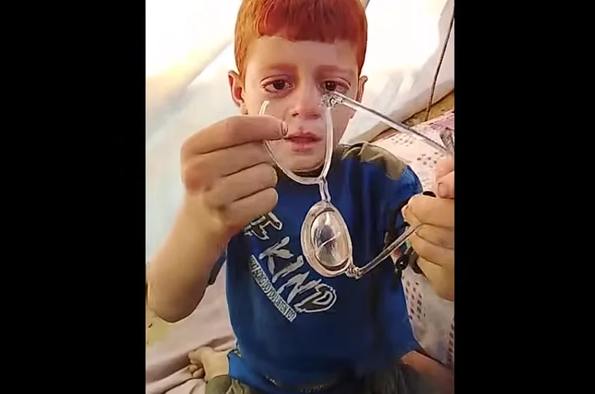 Drama trăită de un copil cu probleme mari de vedere din Gaza, după ce ochelarii săi s-au spart. Lacrimile băiatului au făcut înconjurul lumii
