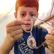 copil ochelari sparti Gaza captura YouTube Yhe Guardian png