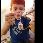 copil ochelari sparti Gaza captura YouTube Yhe Guardian png