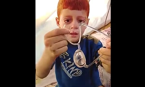 copil ochelari sparti Gaza captura YouTube Yhe Guardian png