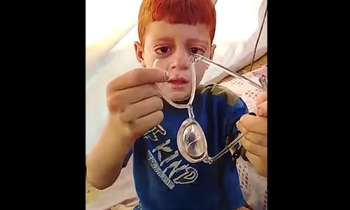 copil ochelari sparti Gaza captura YouTube Yhe Guardian png