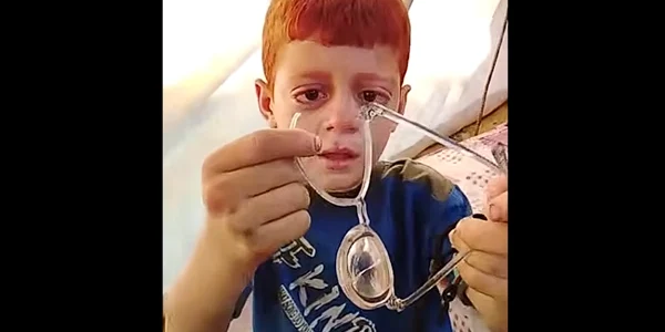 copil ochelari sparti Gaza captura YouTube Yhe Guardian png