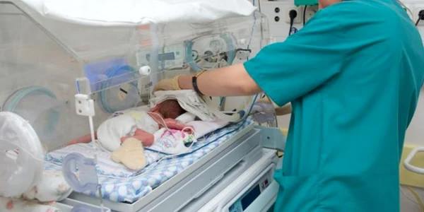 O fetiţă de o zi a fost abandonată în scara unui bloc 