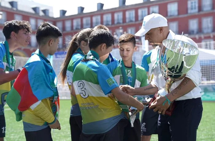Roberto Carlos a premiat campioana de la Fotbal pentru Prietenie
