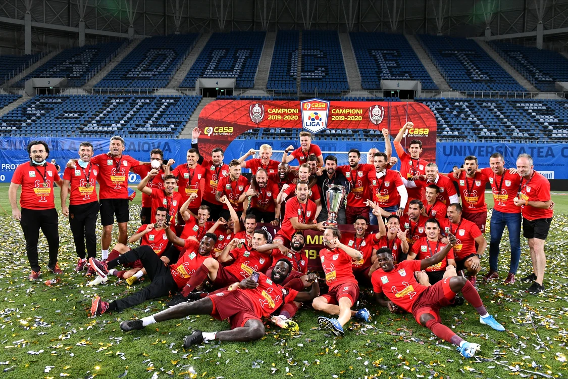 Fotbaliștii lui CFR Cluj au primit trofeul și medaliile de campioni la CraiovaFoto: sportpictures.eu