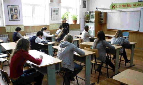 elevi in sala de clasa jpeg