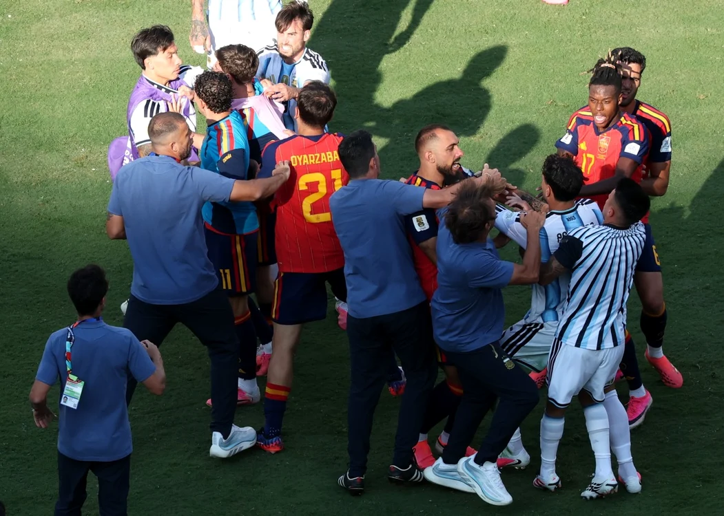 Beligeranții au fost despărțiți în cele din urmă (Foto: EPAImages)