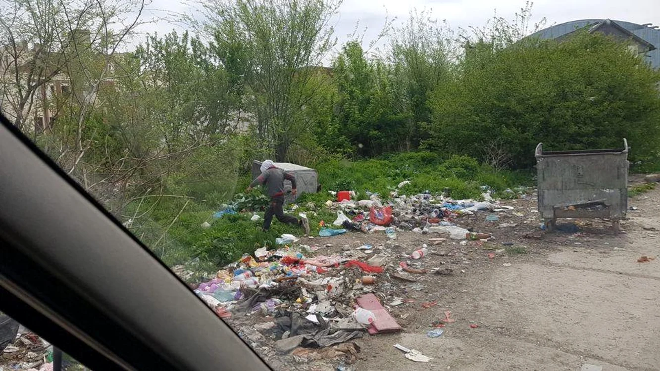 Copiii au găsit medicamentele la tomberoanele cu deșeuri FOTO Monitorul Neamț