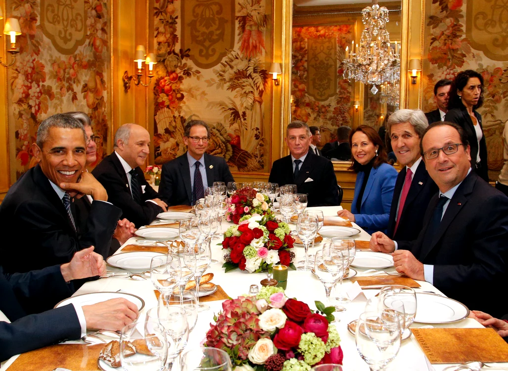 Barack Obama: Zâmbește, frate Hollande! E păcat de masa asta, în restaurantul ăsta cochet, să stăm serioși
