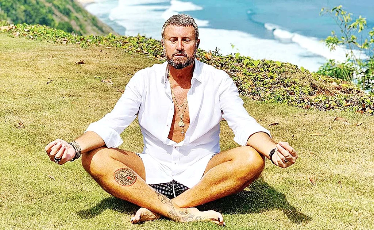 
    Bote meditează în Bali  
