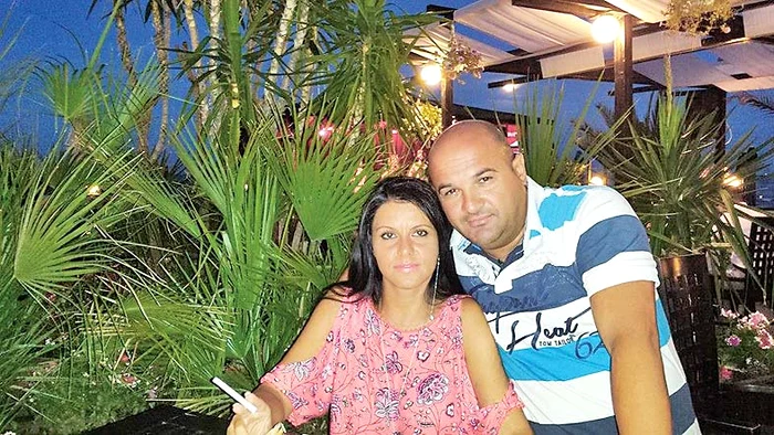 
    Se pare că hoţul ar fi  escaladat gardul din spatele  vilei şi ar fi ajuns pe terasă,  unde se afla Camelia  