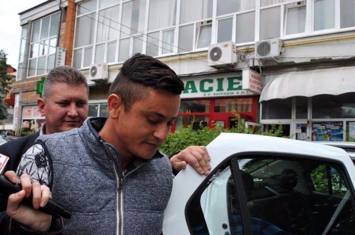 Maşina a fost abandonată pe o stradă din Piteşti