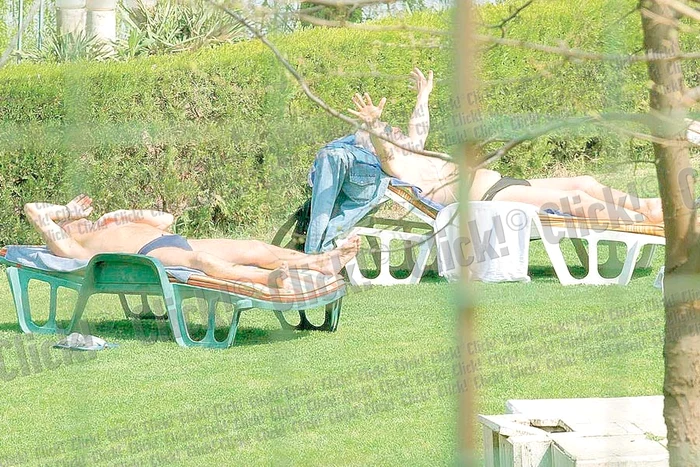 Pe pajiştea unui club din nordul oraşului s-a făcut plajă ca vara (Foto: Alex Muscaliu)